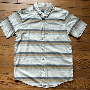 Patagonia button down short sleeve shirt. Mens Medium.